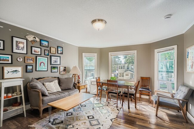 1000 26th Ave NE, Unit First floor (Unit 1)