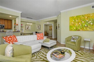 9832 Venezia Cir in Naples, FL - Foto de edificio - Building Photo