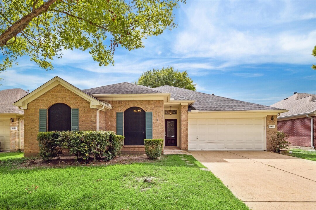 16814 Dunbar Grove Ct in Sugar Land, TX - Building Photo