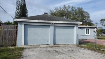 2124 Scott St in Hollywood, FL - Building Photo