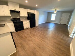 193 Gilmore Rd in Moss Bluff, LA - Building Photo - Building Photo