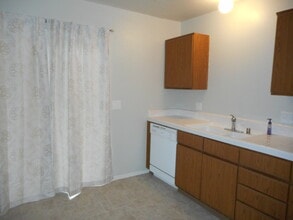 2211 W Sweet Ct in Visalia, CA - Building Photo - Building Photo