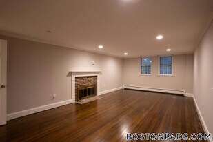 40 Puddingstone Ln in Newton, MA - Building Photo