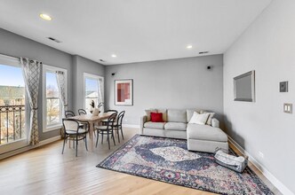 2627 W Belmont Ave, Unit Unit 3 in Chicago, IL - Building Photo - Building Photo