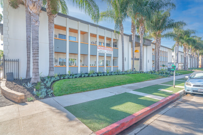 The Flats on Addison in Sherman Oaks, CA - Foto de edificio - Building Photo