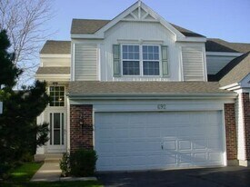 692 Silk Oak Ln in Crystal Lake, IL - Building Photo