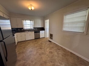 1000 Walnut St in Murray, KY - Building Photo - Building Photo