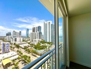 114 NE 22nd St, Unit A72 in Miami, FL - Foto de edificio - Building Photo