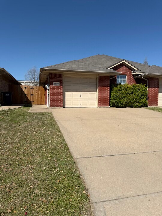 5809 Swords Dr in Fort Worth, TX - Building Photo