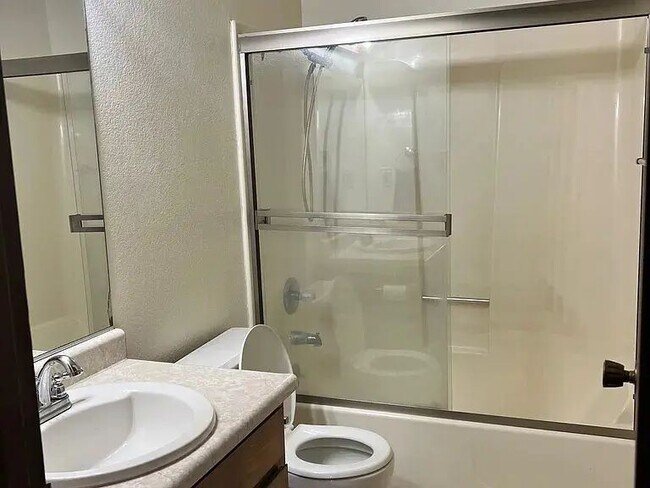 608 Capps Ln in Ukiah, CA - Building Photo - Building Photo