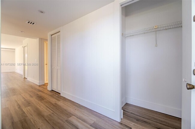 370 Racquet Club Rd in Weston, FL - Building Photo - Building Photo