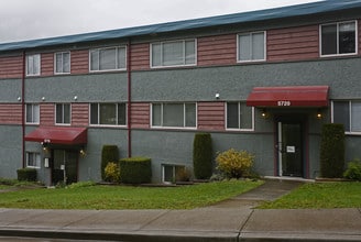 5710-5720 Smith Ave in Burnaby, BC - Building Photo - Building Photo