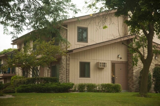 406 Sheffield Rd in Waukesha, WI - Building Photo - Building Photo