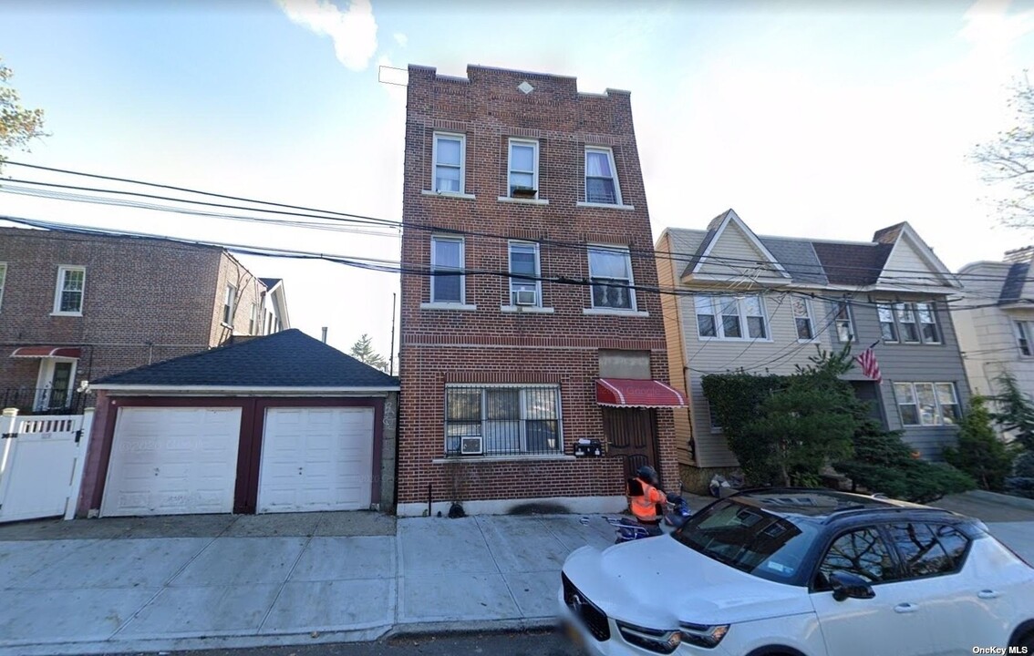 6154 55th Dr in Maspeth, NY - Building Photo