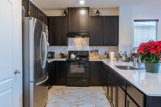 14101 James Garfield St in Manor, TX - Foto de edificio - Building Photo