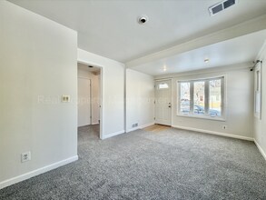 824 E Barrett Ave in Madison Heights, MI - Building Photo - Building Photo