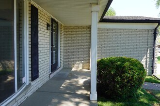 4415 Fox Hill Dr in Sterling Heights, MI - Building Photo - Building Photo