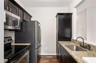 2162 Larchwood Rd SW in Atlanta, GA - Building Photo - Building Photo