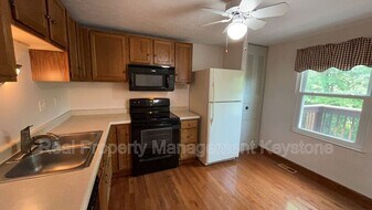 176 Russets Cir in Bridgeville, PA - Building Photo