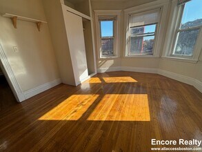 150 Warren St, Unit #35 in Boston, MA - Foto de edificio - Building Photo