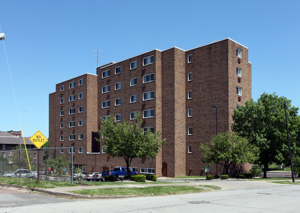 Calvary Towers in Youngstown, OH - Building Photo