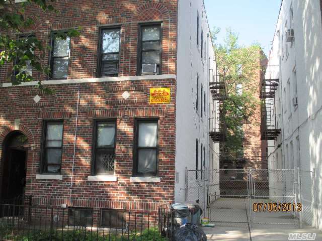 4422 Ketcham St in Elmhurst, NY - Foto de edificio - Building Photo