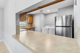 Palm Bay Club in Palm Bay, FL - Building Photo