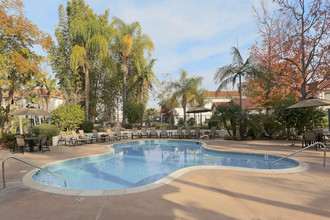 Casa La Mesa in La Mesa, CA - Foto de edificio - Building Photo