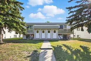 4809-4852 52 St in Olds, AB - Building Photo