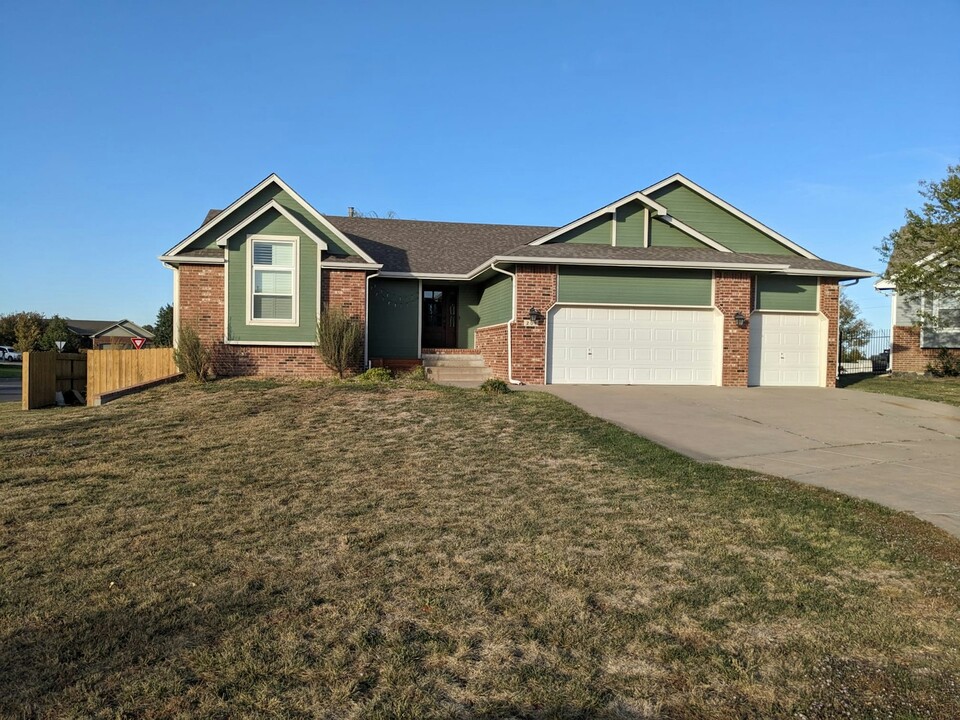 201 W Waterford Ct in Andover, KS - Building Photo