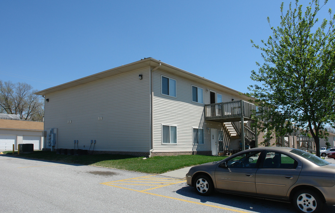 Haley's Court Apartments in Bellevue, NE - Building Photo