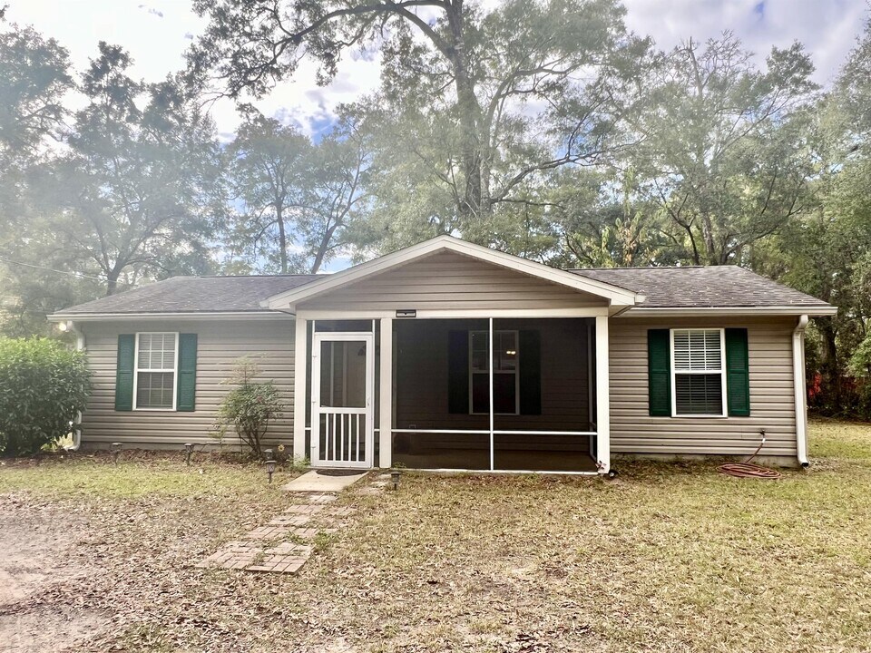 102 W F Magers Rd in Crawfordville, FL - Building Photo