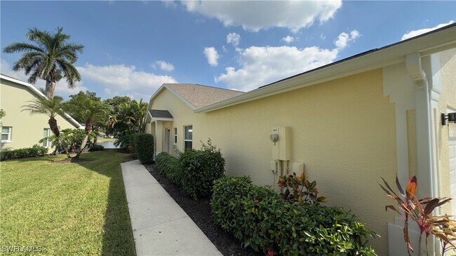 5653 Greenwood Cir in Naples, FL - Building Photo - Building Photo