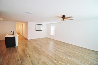 1013 Lady Bird St in Ennis, TX - Building Photo - Building Photo