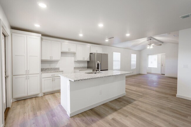 8024 Elm Ave in Lubbock, TX - Building Photo - Building Photo