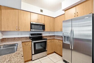 1830 Radius Dr, Unit #913 ONE OF A KIND in Hollywood, FL - Foto de edificio - Building Photo