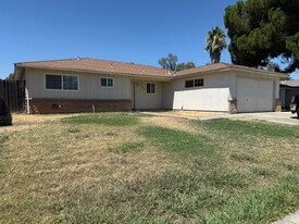3257 Cheyenne Dr in Merced, CA - Building Photo