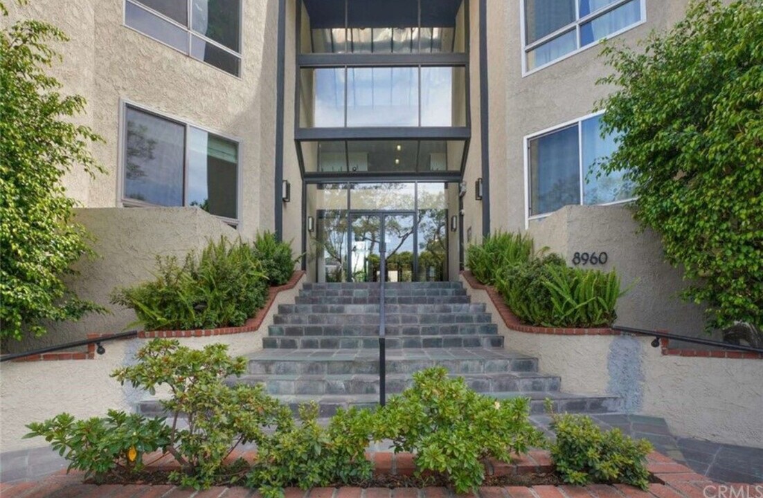 8960 Cynthia St in West Hollywood, CA - Building Photo