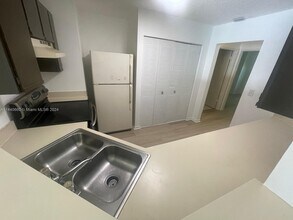 3465 NW 44th St, Unit 204 in Lauderdale Lakes, FL - Building Photo - Building Photo