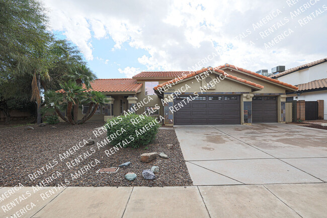 6155 E Greenway Ln in Scottsdale, AZ - Foto de edificio - Building Photo