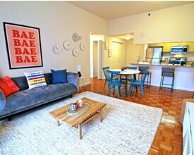 98 Christopher Columbus Dr in Jersey City, NJ - Building Photo - Building Photo