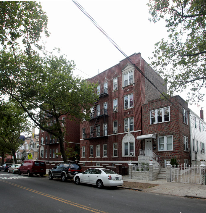 109-44 Lefferts Blvd in South Ozone Park, NY - Building Photo