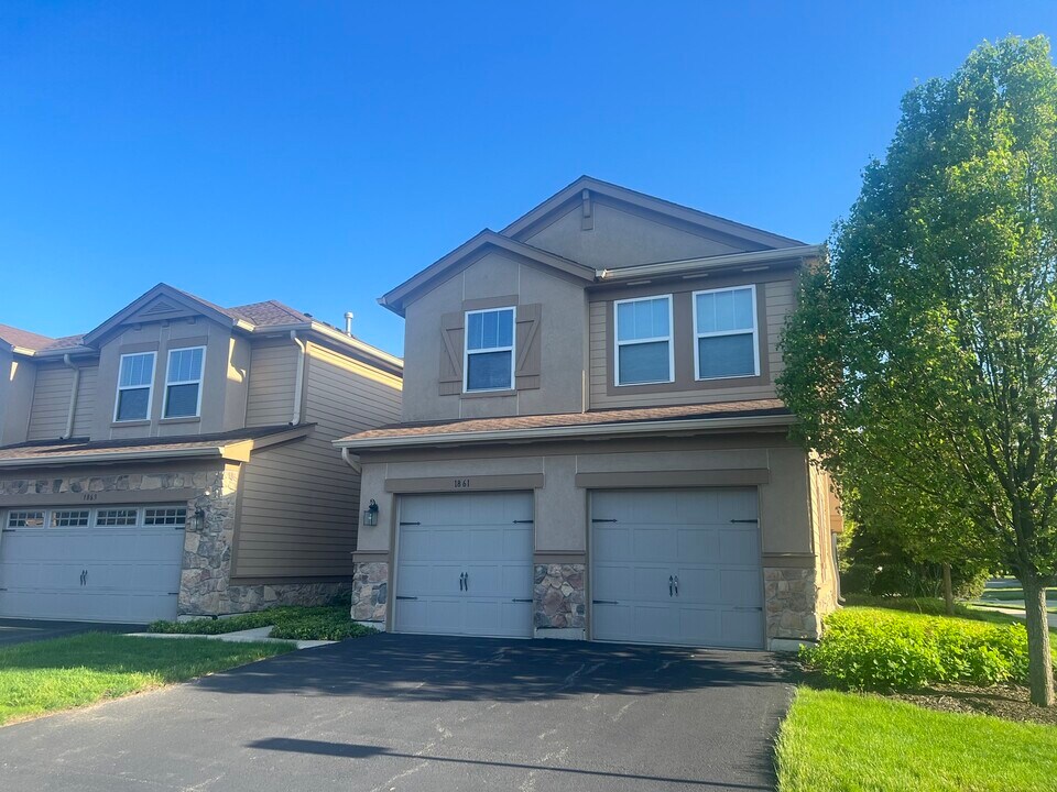 1861 Crenshaw Cir in Vernon Hills, IL - Building Photo