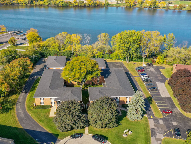 Villa Andalusia in Allouez, WI - Foto de edificio - Building Photo