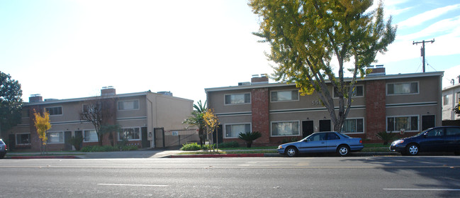 Casa De Covina Townhouses in Covina, CA - Foto de edificio - Building Photo