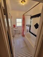 1935 N Vermont Ave in Los Angeles, CA - Foto de edificio - Building Photo