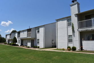 Southpoint Apartments in Fort Smith, AR - Building Photo - Building Photo