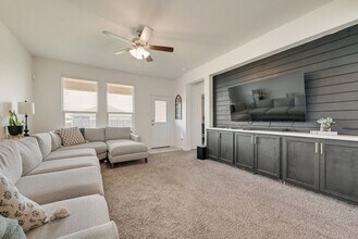 444 Windsail Ln in Azle, TX - Foto de edificio - Building Photo