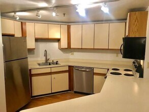 270 E Highland Ave, Unit 835 in Milwaukee, WI - Building Photo - Building Photo