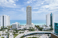 La Perla Ocean Residences in Sunny Isles Beach, FL - Foto de edificio - Building Photo